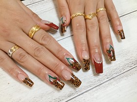 		スカルプチュア。ヒョウ柄とさくらんぼ。