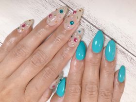 		スカルプチュア。カラフルストーン。