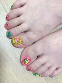 		フット。蛍光キャラネイル。
