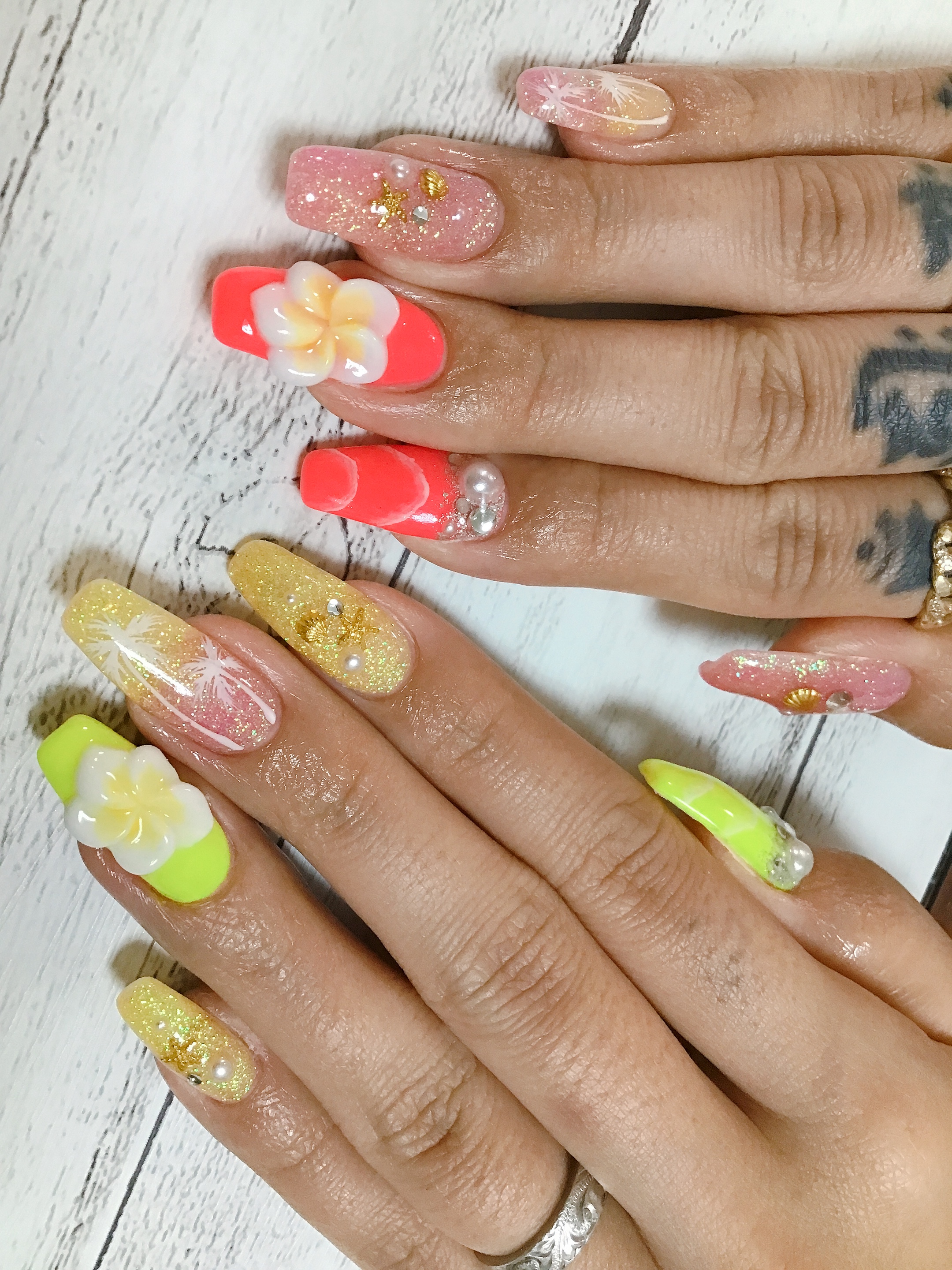 		ジェル。ヤシの木とプルメリア。